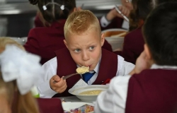 Специалисты Роспотребнадзора рассказали, как надо кормить школьников